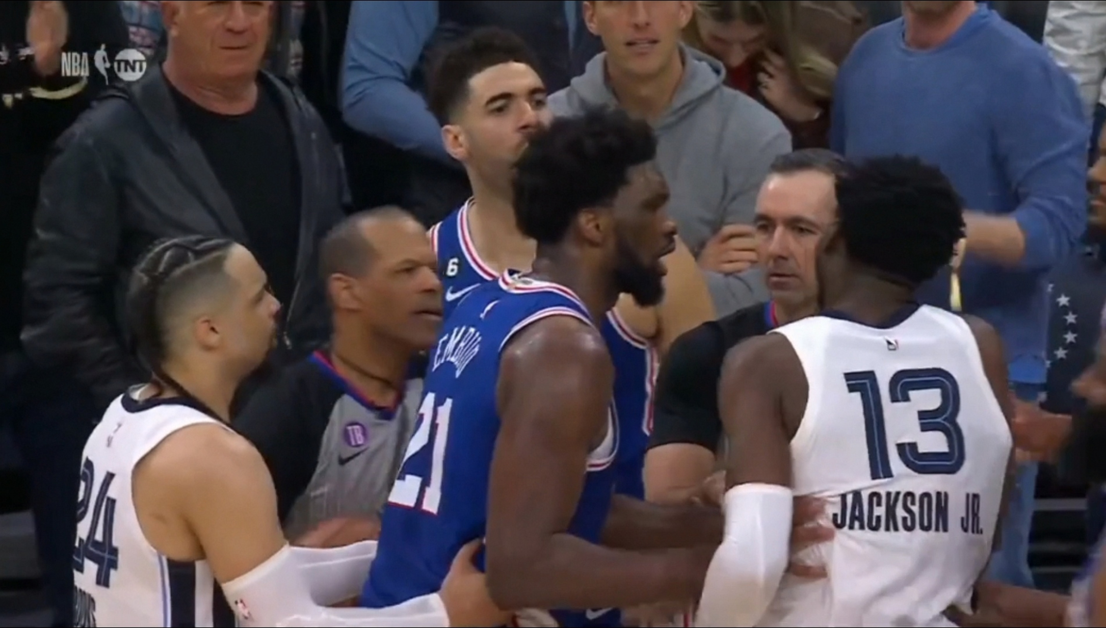 76人翻盘灰熊,西亚卡姆扛起全队 76人翻盘灰熊,西亚卡姆扛起全队